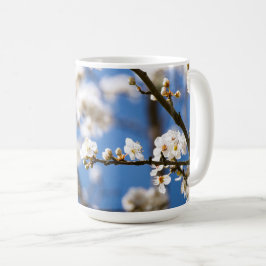Caneca De Café Flores Brancas diante de um céu branco