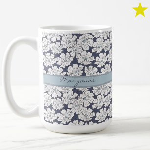 Caneca De Café Flores Brancas Rústicas Esboço Tom Azul Nome Perso