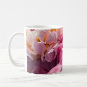 Caneca De Café Flores cor-de-rosa como fundo de arte floral, bota