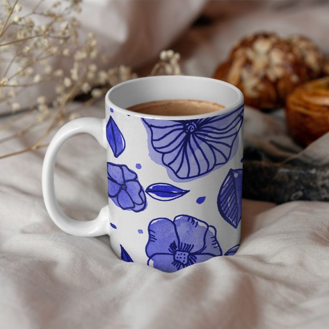 Caneca De Café Flores de aquarelas e de tinta - paleta azul (Criador carregado)