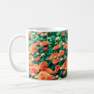 Caneca De Café Flores florescentes num outono de jardinagem, fund