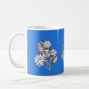 Caneca De Café Flores monocromáticas no fundo azul elétrico