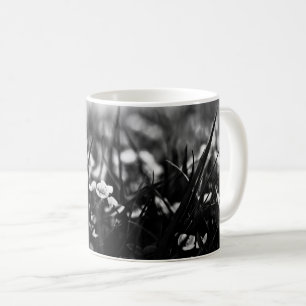Caneca De Café Flores no campo em primavera