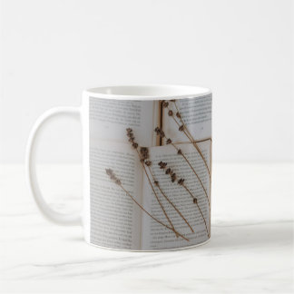 Caneca De Café Flores secas em livros
