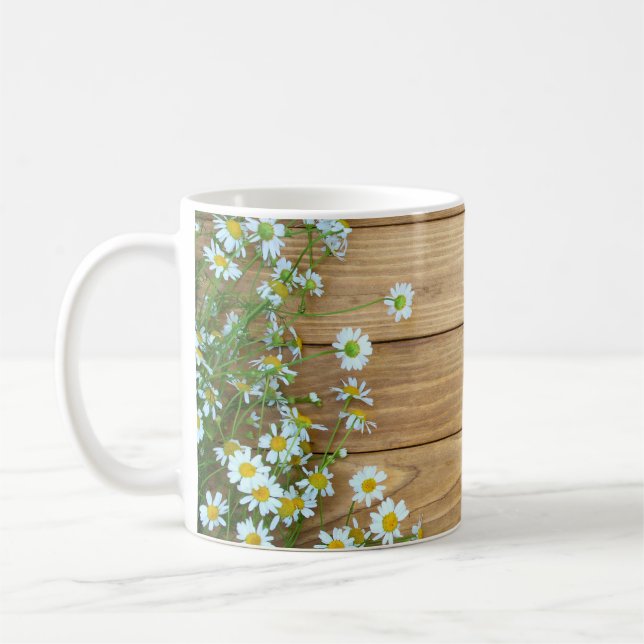 Caneca De Café Flores selvagens, ervas: fundo de madeira. (Esquerda)