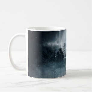Caneca De Café Floresta escura. Cena escura sombria com árvores,