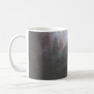 CANECA DE CAFÉ FLORESTA VERDE COBERTA COM NEVOEIRO