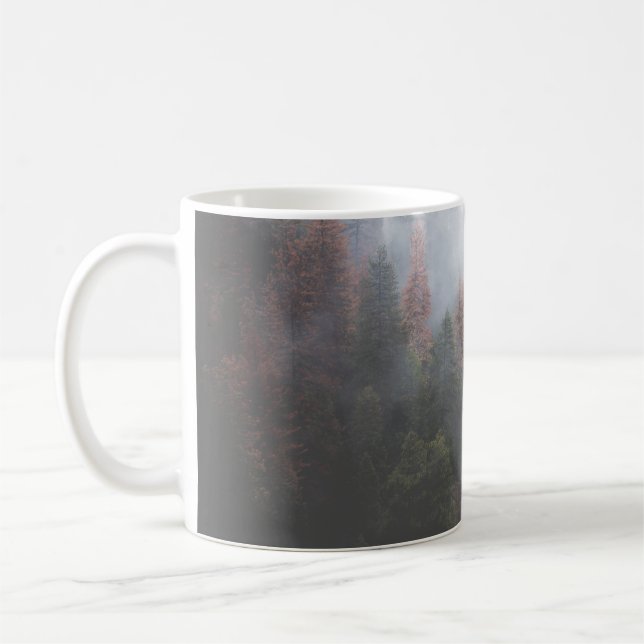 CANECA DE CAFÉ FLORESTA VERDE COBERTA COM NEVOEIRO (Esquerda)