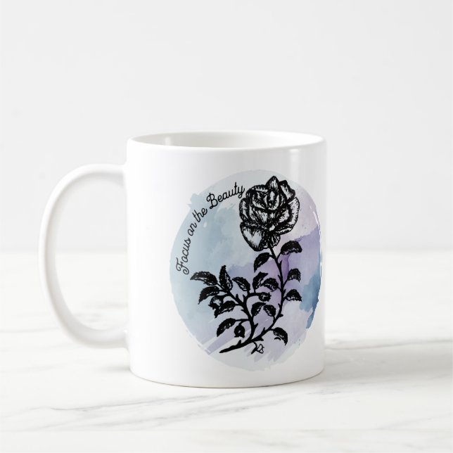 Caneca De Café Foco na Caneta de beleza e na Rosa de tinta azul (Esquerda)