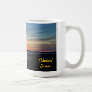 Caneca De Café Foggy Cleveland Sunrise sobre os Parques Metro