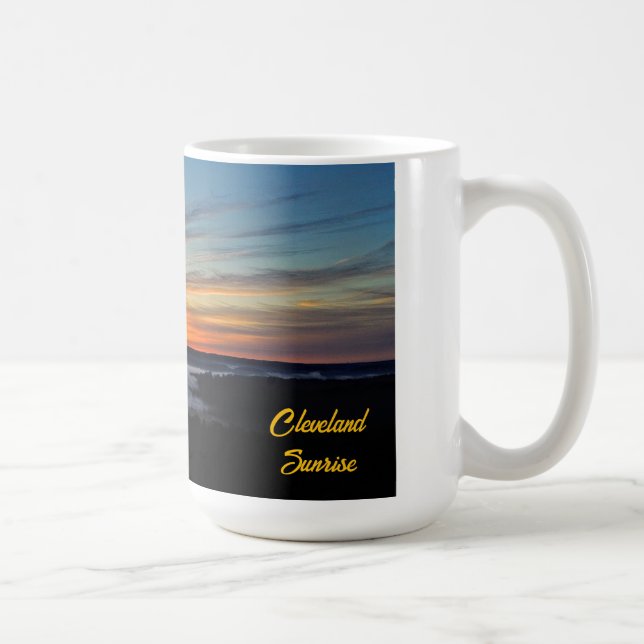 Caneca De Café Foggy Cleveland Sunrise sobre os Parques Metro (Direita)