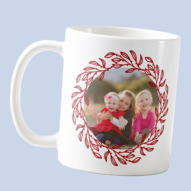 Caneca De Café Folha Vermelha Moderna e Berry Wreath (Modern custom photo wreath coffee mug, ideal for a gift for grandparents and family members.)