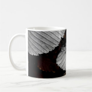 CANECA DE CAFÉ FOLHAS BRANCAS E COROAS NO SOLO