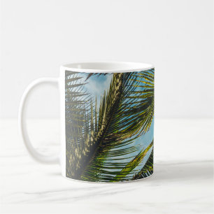 Caneca De Café Folhas de coco sob céu azul pela manhã