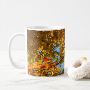 Caneca De Café Folhas de Mapeamento Amarelo e Céu Azul
