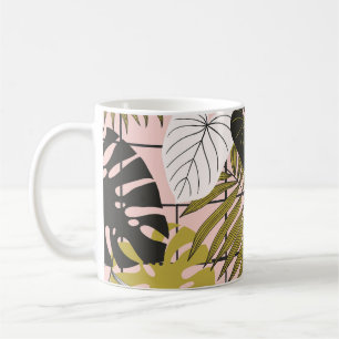 Caneca De Café Folhas tropicais, flores, padrão pintado à mão.