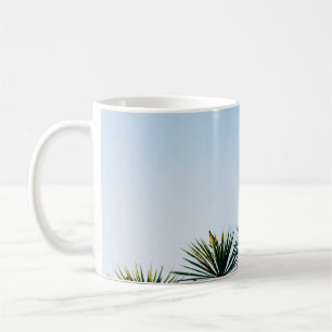 Caneca De Café Folhas verdes em céu limpo