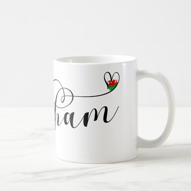 Caneca De Café Fonte Wrexham Script, Bandeira Galesa no Coração (Direita)