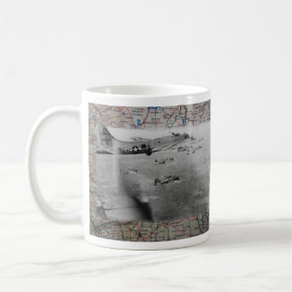 Caneca De Café Formação B17 sobre o mapa WW2