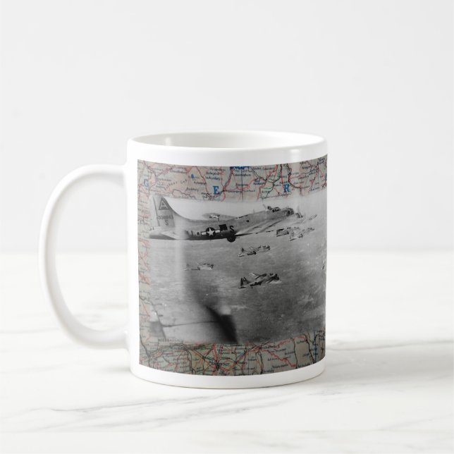 Caneca De Café Formação B17 sobre o mapa WW2 (Esquerda)