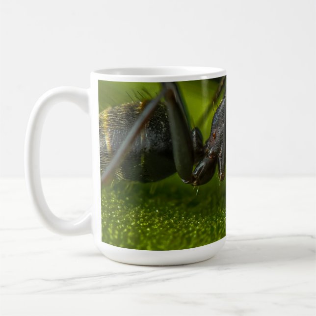 Caneca De Café Formiga Preta Ocupada numa Folha Verde (Esquerda)
