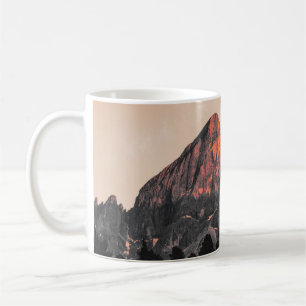 CANECA DE CAFÉ FOTO BAIXA DO ÂNGULO DA FORMAÇÃO ROCK