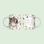 Caneca De Café Foto Botânica de Natal Russo Moderno<br><div class="desc">Uma caneca de Natal na moda moderna e elegante com uma delicada citação suave "Feliz Natal", textos personalizados em círculo branco simples e fotos familiares que você pode personalizar. O seu fundo é um padrão de bolo de aquarelas botânico, folhagem, pínus cones, pinheiros, bagas e algodão, dando uma vibração aconchegante...</div>