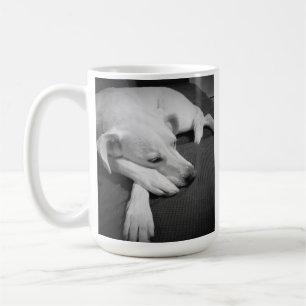Caneca De Café Foto branca e negra de um lindo cão dormindo