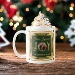 Caneca De Café Foto da Família Joy Love de Paz de Natal<br><div class="desc">Folha simples, elegante e subestimada foto da família "Peace, Love and Joy", design de coroa circular com foto circular central de Natal. Anel externo, letras "J" e "Y" em "Joy", e as folhas que cercam a foto são folhas falsas. O texto superior e inferior é dourado (mas não com folha...</div>
