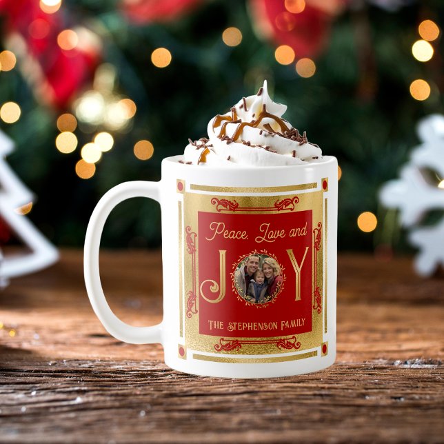 Caneca De Café Foto da Família Joy Love de Paz de Natal (Christmas Peace, Love and Joy Family Photo Coffee Mug - Christmas Red and Faux Gold)
