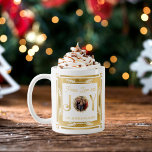 Caneca De Café Foto da Família Joy Love de Paz de Natal<br><div class="desc">Folha simples, elegante e subestimada foto da família "Peace, Love and Joy", design de coroa circular com foto circular central de Natal. Anel externo, letras "J" e "Y" em "Joy", e as folhas que cercam a foto são folhas falsas. O texto superior e inferior é dourado (mas não com folha...</div>