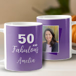Caneca De Café Foto de 50 roxas e 50.º aniversário fabuloso<br><div class="desc">Púrpura 50 e Fabulosa 50ª Festa de aniversário de Mug de Foto. Personalize a caneca com sua foto,  seu nome e número de idade. É excelente para a festa de aniversário de uma mulher.</div>