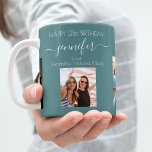 Caneca De Café Foto de aniversário: melhores amigos dão nomes ao<br><div class="desc">Um presente de amigos para a aniversário de 21 anos de uma mulher, celebrando sua vida com 3 fotos suas, de seus amigos, família, interesses ou animais de estimação. Personalize e adicione seu nome, 21 anos e seus nomes. Um fundo verde, de cor ciana escura. O nome dela é escrito...</div>