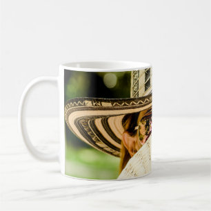 Caneca De Café Foto de foco seletivo da mulher vestindo o sol do