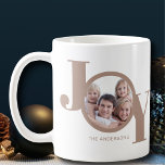 Caneca De Café Foto de Joy<br><div class="desc">Esta na moda de Natal moderna Mug Fotográfica de Natal é decorada com a palavra JOY em bege esticado em fundo branco. Facilmente personalizável com sua foto e seu nome.</div>