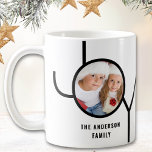 Caneca De Café Foto de Natal de Férias da Família Personalizada<br><div class="desc">Esta caneca de Natal na moda é decorada com a palavra JOY em preto sobre fundo branco. Facilmente personalizável com sua foto e seu nome.</div>