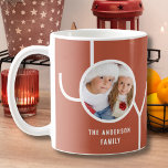 Caneca De Café Foto de Natal de Férias da Família Personalizada T<br><div class="desc">Esta caneca de Natal na moda é decorada com a palavra JOY em um fundo de terracota. Facilmente personalizável com sua foto e seu nome.</div>