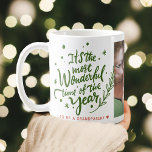 Caneca De Café Foto de Natal Festiva, Maravilhosa<br><div class="desc">Personalize esta frase festiva em verde "É a época mais maravilhosa do ano" com sua foto favorita no centro da caneca. Personalize com texto personalizado com uma pessoa especial em sua vida.</div>