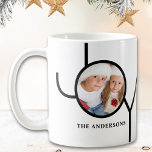 Caneca De Café Foto de Natal Moderno<br><div class="desc">Esta caneca de Natal moderna é decorada com a palavra JOY sobre um fundo preto e branco. Facilmente personalizável com sua foto e seu nome.</div>