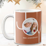 Caneca De Café Foto de Natal Moderno<br><div class="desc">Esta caneca de Natal moderna é decorada com a palavra JOY sobre fundo de ferrugem. Facilmente personalizável com sua foto e seu nome.</div>