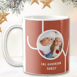 Caneca De Café Foto de Natal Moderno<br><div class="desc">Esta caneca de Natal moderna é decorada com a palavra JOY em um fundo de ferrugem. Facilmente personalizável com sua foto e seu nome.</div>