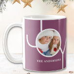 Caneca De Café Foto de Natal Moderno Roxo<br><div class="desc">Esta caneca de Natal moderna é decorada com a palavra JOY num fundo roxo. Facilmente personalizável com sua foto e seu nome.</div>
