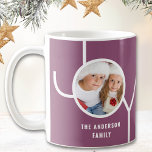 Caneca De Café Foto de Natal Moderno Roxo<br><div class="desc">Esta caneca de Natal moderna é decorada com a palavra JOY num fundo roxo. Facilmente personalizável com sua foto e seu nome.</div>