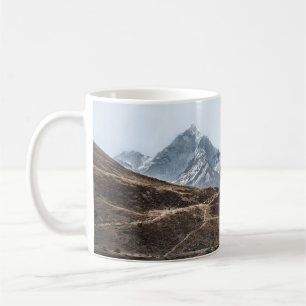 CANECA DE CAFÉ FOTO DE PAISAGEM DAS MONTANHAS SOB NUVENS BRANCAS