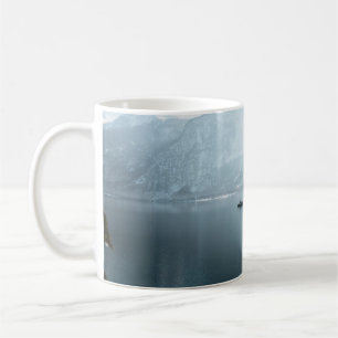 CANECA DE CAFÉ FOTO DE PAISAGEM DO CORPO DE ÁGUA PERTO DA MONTAN