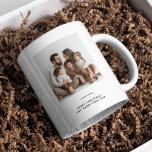 Caneca De Café Foto e Feliz da família e minimalística brilhante<br><div class="desc">Aproveite as suas bebidas de férias com estilo com a nossa Feliz e fotografia da família e a nossa caneca de Natal minimalista e brilhante. Apresentando um design limpo e moderno com "Feliz e Brilho" e um espaço para sua foto favorita da família, esta caneca personalizada é a maneira perfeita...</div>