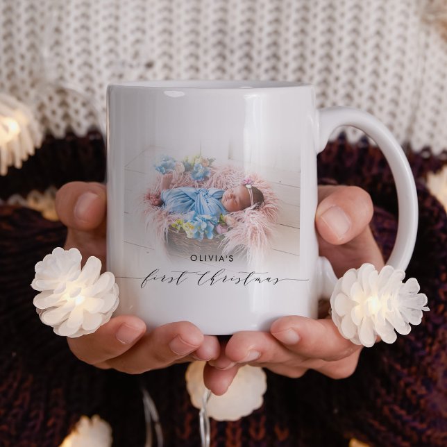 Caneca De Café Foto elegante do primeiro Natal com letra de mão (Baby's first Christmas mug that makes a great gift or  perfect keepsake to remember this milestone.)