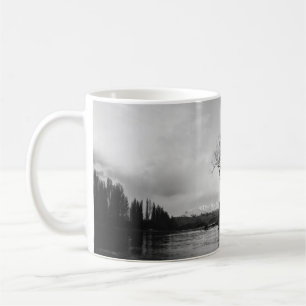 CANECA DE CAFÉ FOTO GRAYSCALE DA ÁRVORE BARATA NO CORPO CALMO DE