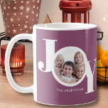 Caneca De Café Foto personalizada<br><div class="desc">Esta foto de Natal moderna é decorada com a palavra JOY em branco sobre fundo de ameixa roxa. Facilmente personalizável com sua foto e seu nome.</div>