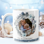 Caneca De Café Foto personalizada, Azul de Férias e Terra Pratead<br><div class="desc">Personalize esta caneca de férias elegante com sua própria foto e texto. Design com a mão festiva pintada a aquarela, coroa russa de férias com flores, folhagem, arco e galhadas rústicas em tons azuis, marinhos, brancos e prateados emoldurados, moldando sua fotografia. Abaixo da seção de texto, onde você pode adicionar...</div>